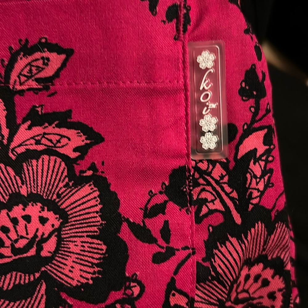 Koi small size scrub top